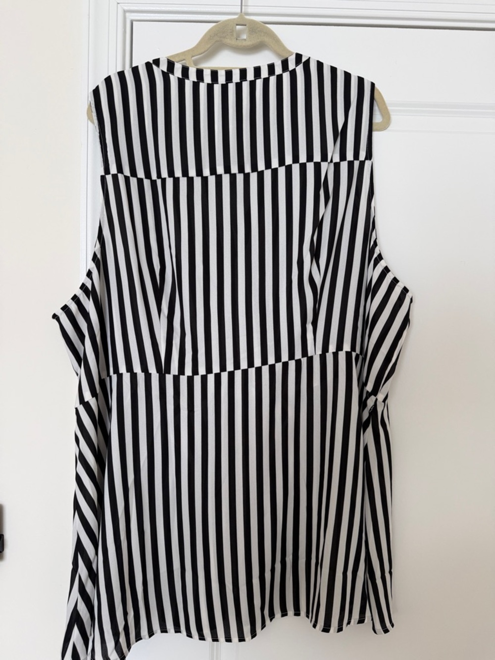 NWT Torrid Black & White Vertical Stripe Tie-Front Blouse - Picture 4 of 4